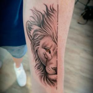 Tatouage bras demi lion