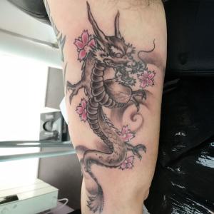 Tatouage bras dragon asiatique
