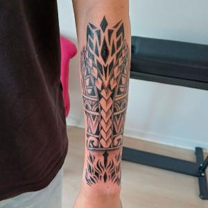 Tatouage bras écailles