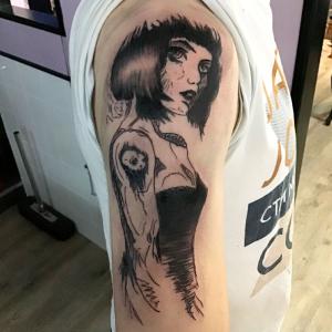 Tatouage bras fille gothique