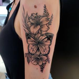 Tatouage bras fleurs et papillons