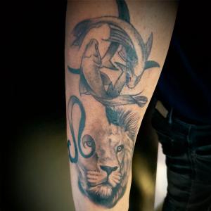 Tatouage bras lion et poissons