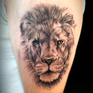 Tatouage bras lion