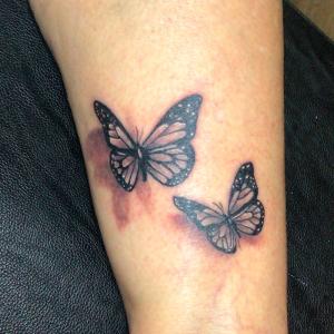 Tatouage bras papillons