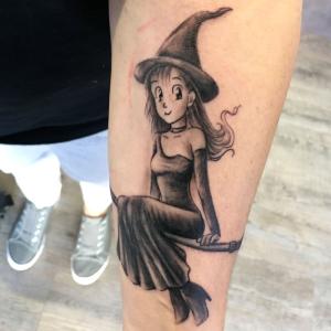 Tatouage bras petite sorcière