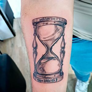 Tatouage bras sablier