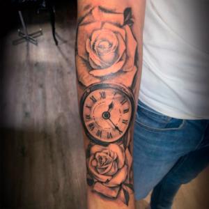 Tatouage bras temps et roses