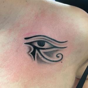 Tatouage buste œil égyptien 