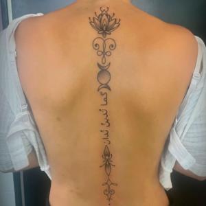 Tatouage dos ligne ornementale