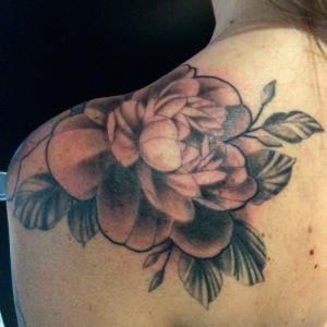 Tatouage dos rose