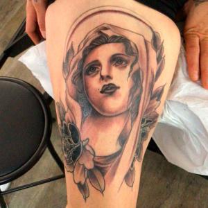 Tatouage jambe chrétienne