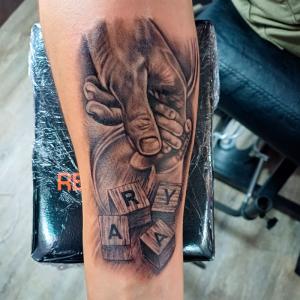 Tatouage bras main de Raya