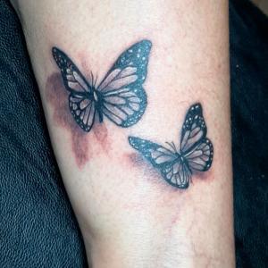 Tatouage jambe papillons